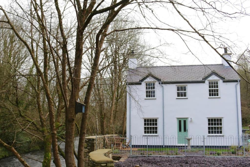 Riverside Walking Distance Into Holiday home